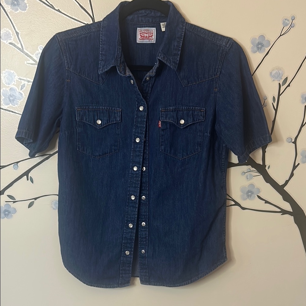 Levi's VGUC shirt sleeve denim shirt with front pockets, pearl like buttons